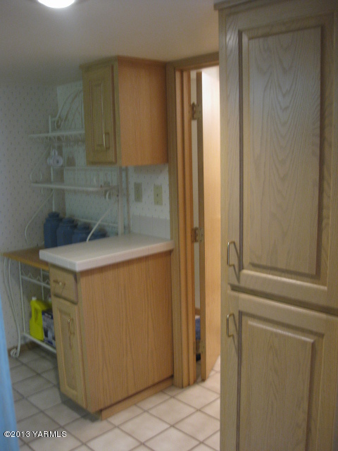 9530 Mieras Road Yakima, WA 98901 - Photo 34 of 55 a utility room with dryer and washer