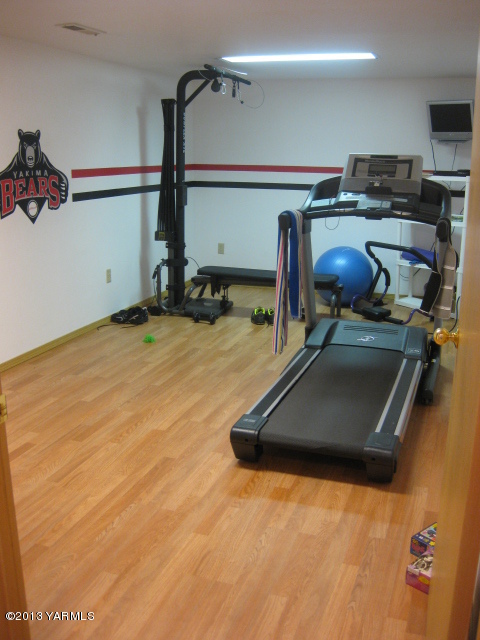9530 Mieras Road Yakima, WA 98901 - Photo 35 of 55 a room with gym equipment and a window