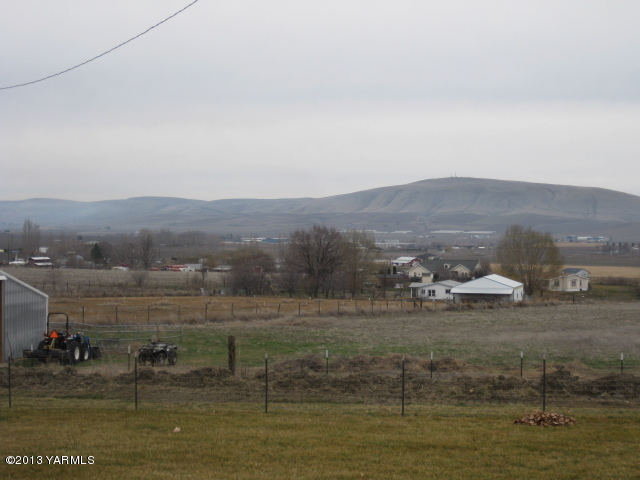 9530 Mieras Road Yakima, WA 98901 - Photo 38 of 55 a view of houses with outdoor space