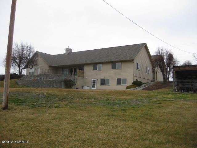 9530 Mieras Road Yakima, WA 98901 - Photo 40 of 55 a front view of a house with a yard
