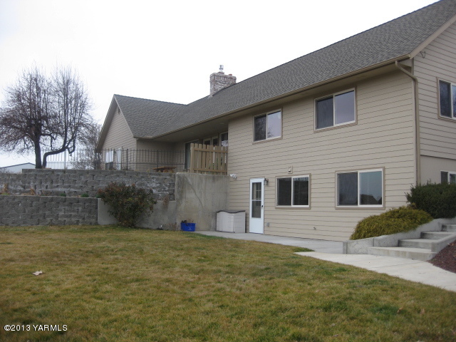 9530 Mieras Road Yakima, WA 98901 - Photo 42 of 55 a front view of a house with a yard