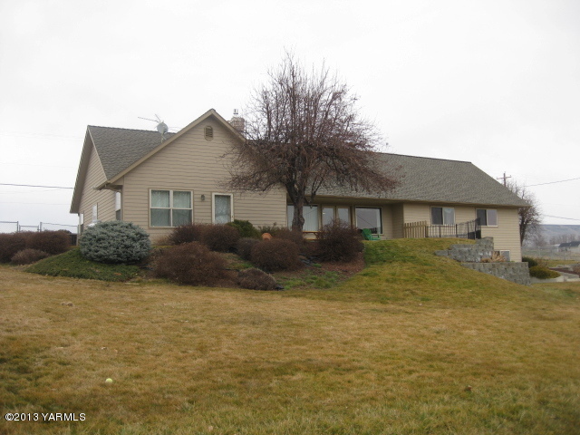 9530 Mieras Road Yakima, WA 98901 - Photo 44 of 55 a front view of a house with a garden