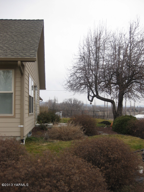 9530 Mieras Road Yakima, WA 98901 - Photo 45 of 55 a backyard of a house with lots of green space