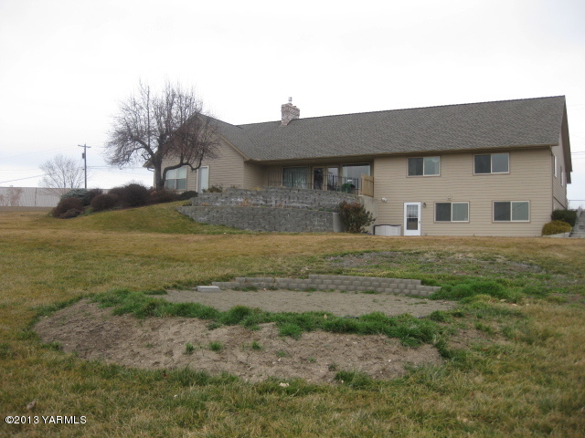 9530 Mieras Road Yakima, WA 98901 - Photo 46 of 55 a front view of house with yard