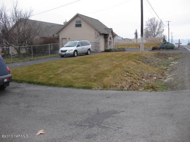 9530 Mieras Road Yakima, WA 98901 - Photo 49 of 55 a view of a house with backyard and trees