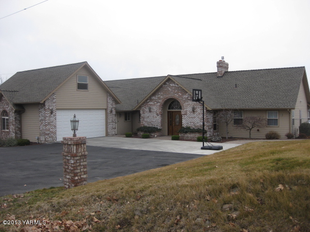 9530 Mieras Road Yakima, WA 98901 - Photo 50 of 55 a front view of a house with a yard
