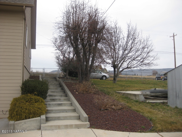 9530 Mieras Road Yakima, WA 98901 - Photo 52 of 55 a view of a yard with large trees