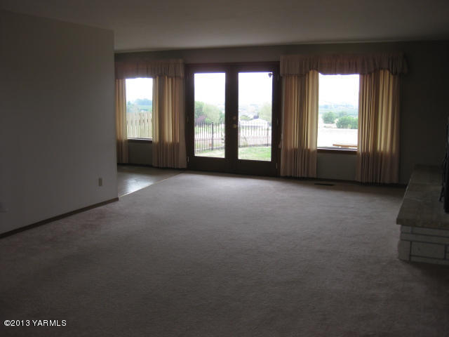 9530 Mieras Road Yakima, WA 98901 - Photo 53 of 55 an empty room with windows