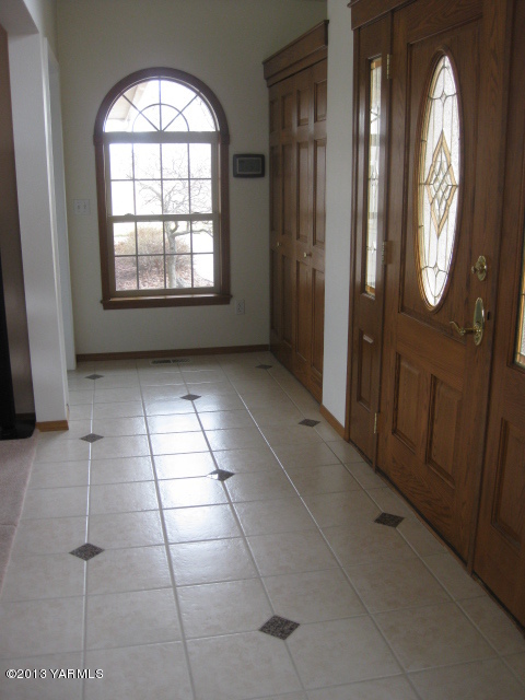9530 Mieras Road Yakima, WA 98901 - Photo 7 of 55 an empty room with mirror and windows