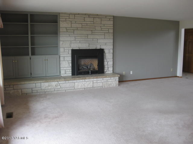 9530 Mieras Road Yakima, WA 98901 - Photo 9 of 55 a living room with a fireplace