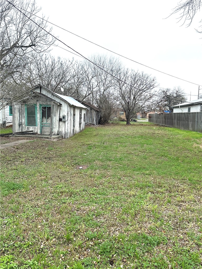 607 South Rachal Sinton, TX 78387 - Photo 1 of 1 a front view of house with yard