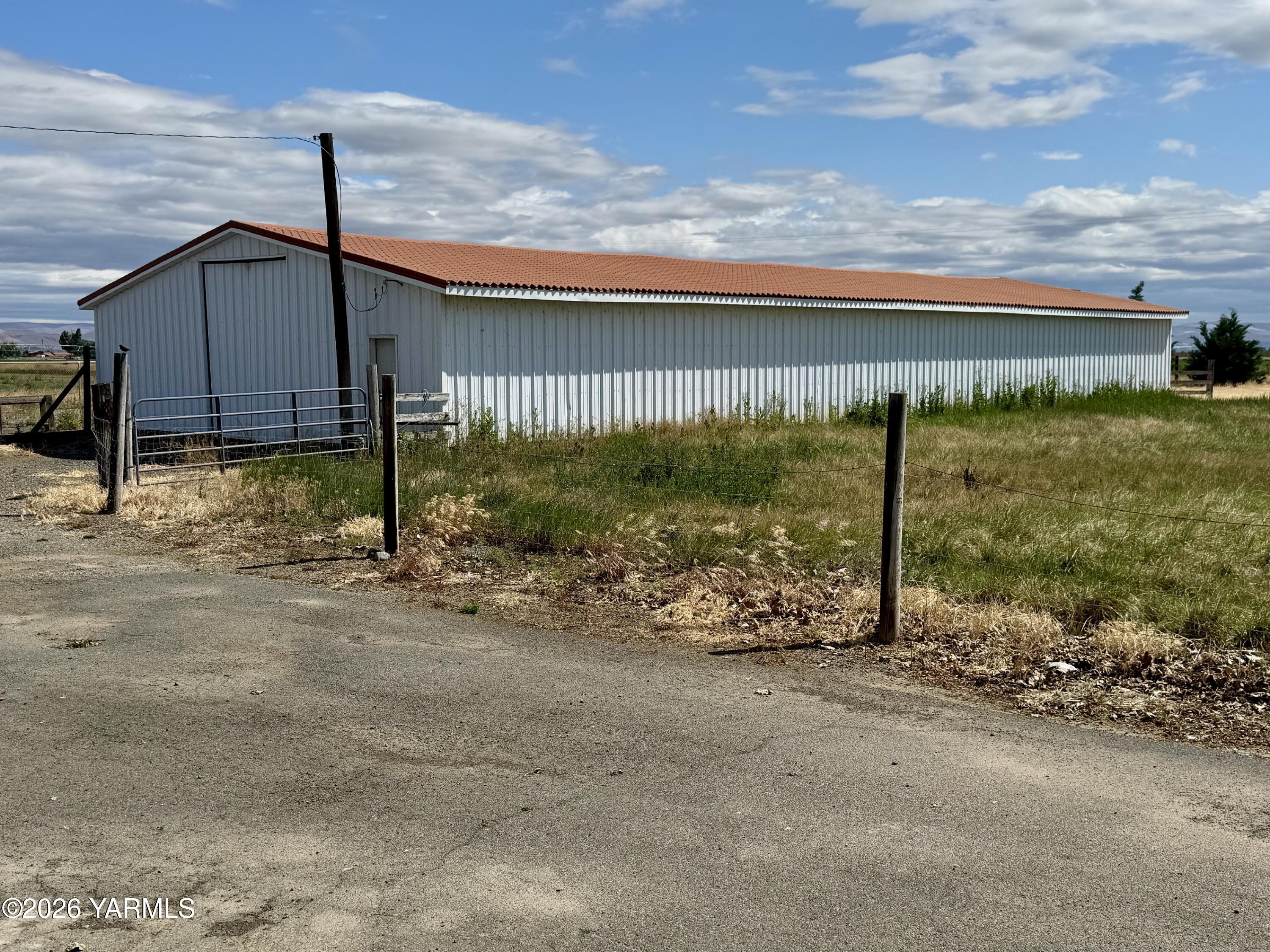 4201 McDonald Road Wapato, WA 98951 - Photo 3 of 9 outbuilding