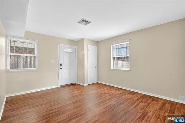 $1,900 | 87 Merseles Street, Unit 1, Jersey City, NJ 07302