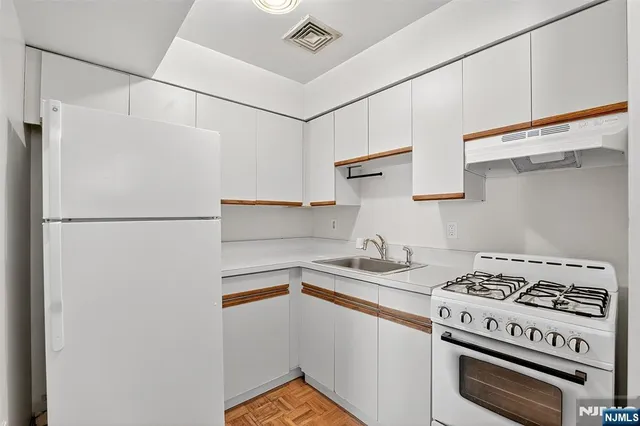 $1,900 | 87 Merseles Street, Unit 1, Jersey City, NJ 07302