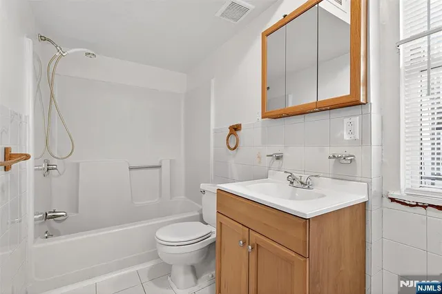 $1,900 | 87 Merseles Street, Unit 1, Jersey City, NJ 07302