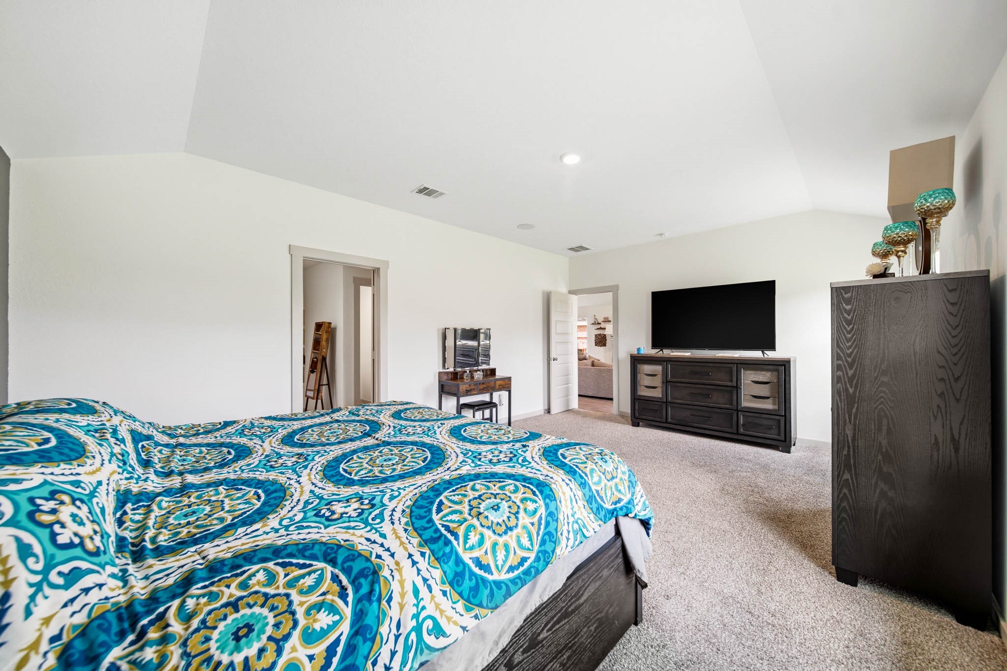 10207 Alpine Lake Lane Rosharon, TX 77583 - Photo 14 of 30 a bedroom with a bed and a television