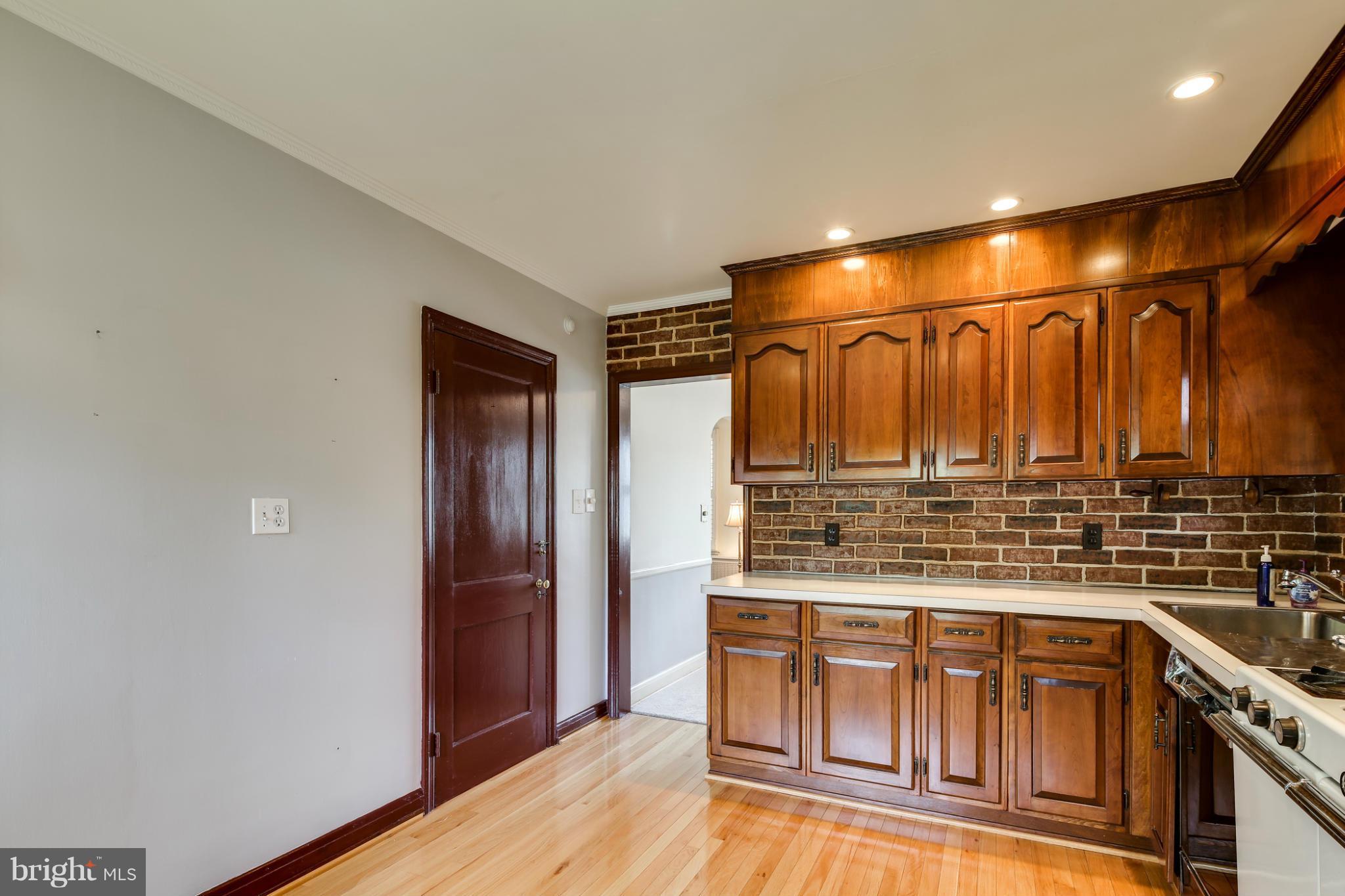 706 Dorchester Road Baltimore, MD 21229 - Photo 4 of 25 Kitchen