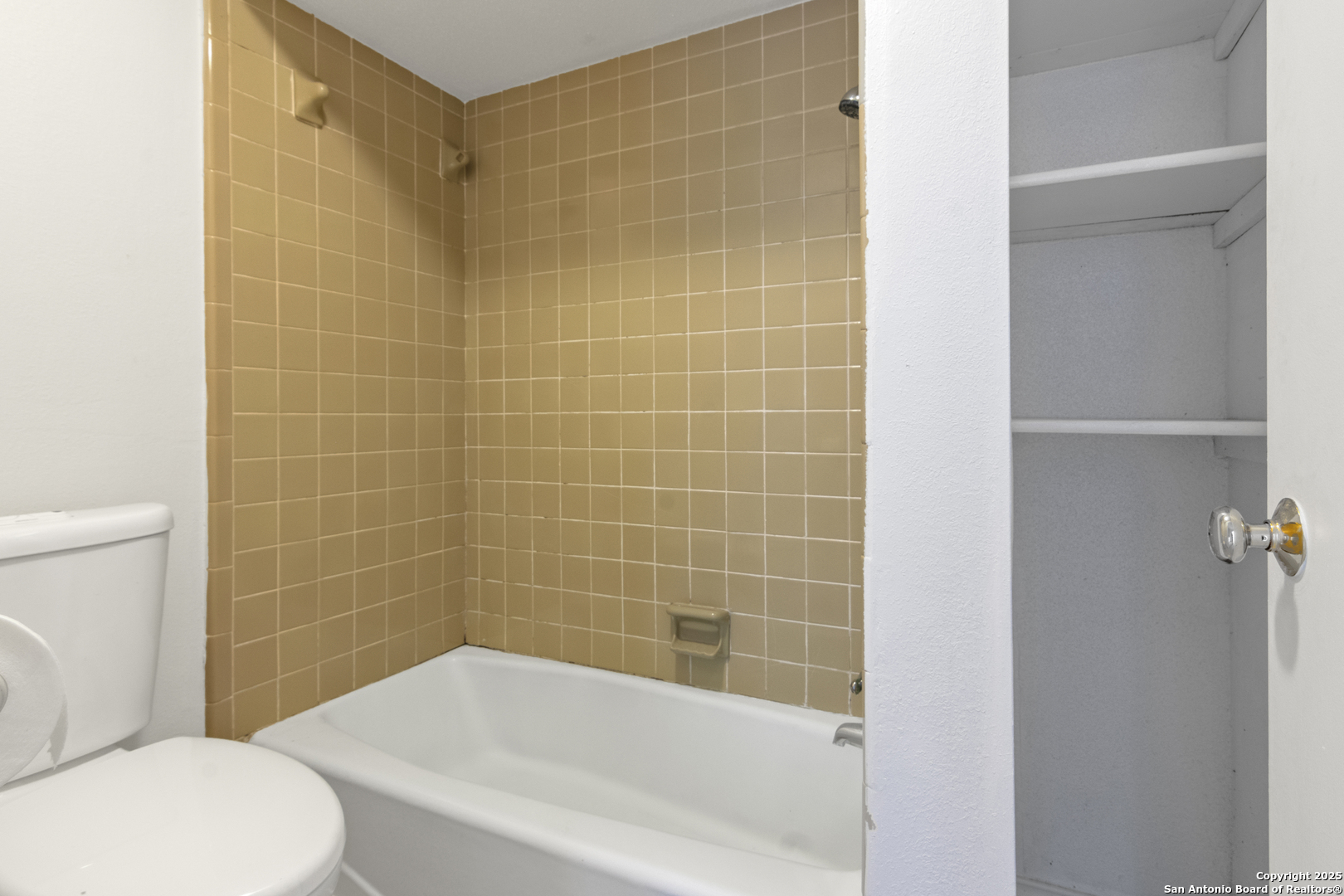 12031 Arms Way Street Live Oak, TX 78233 - Photo 12 of 24 a bathroom with a bathtub and toilet