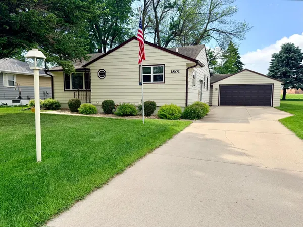 $345,000 | 1801 South Shore Drive, Worthington, MN 56187