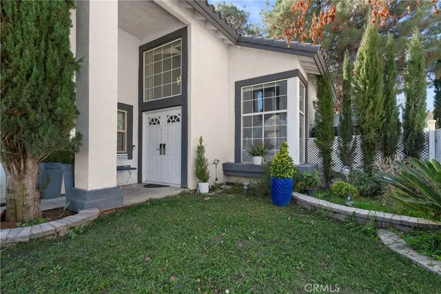 a view of a house with backyard and garden