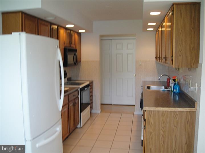 452 Stanford Road Fairless Hills, PA 19030 - Photo 6 of 23 Kitchen