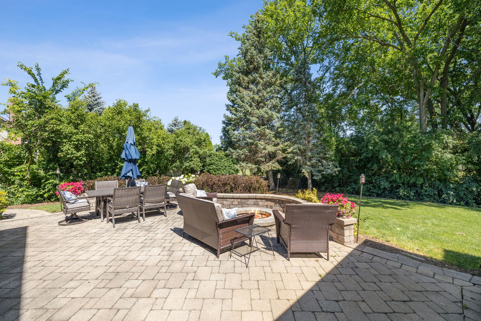 453 Brighton Drive Wheaton, IL 60189 - Photo 37 of 40 a view of a terrace with furniture and garden