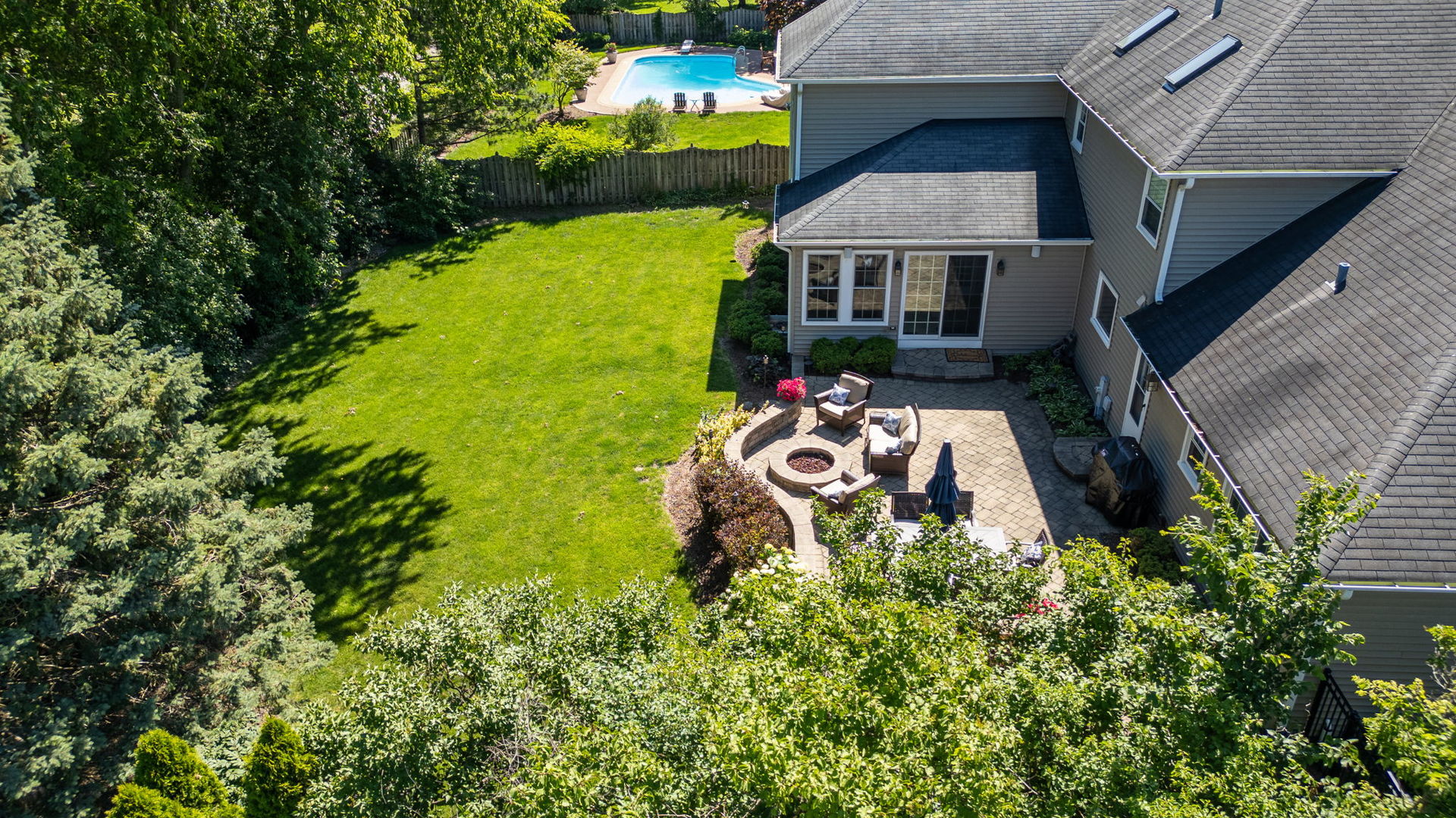453 Brighton Drive Wheaton, IL 60189 - Photo 5 of 40 an aerial view of a house
