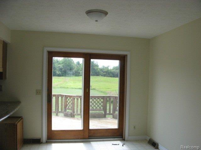 3233 West Marr Road Howell, MI 48855 - Photo 5 of 11 dining