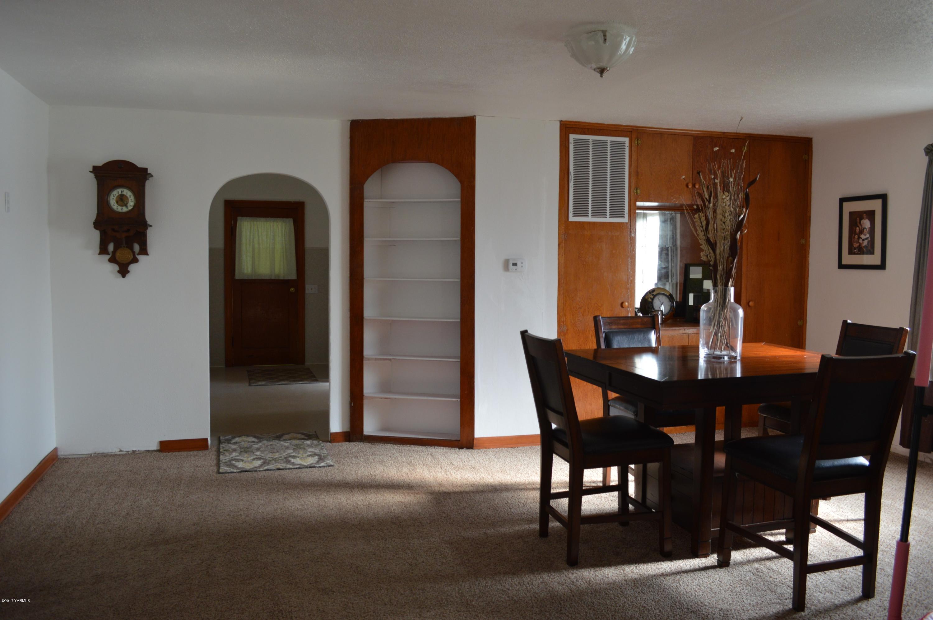 6941 McDonald Road Wapato, WA 98951 - Photo 12 of 24 a view of a dining room with furniture