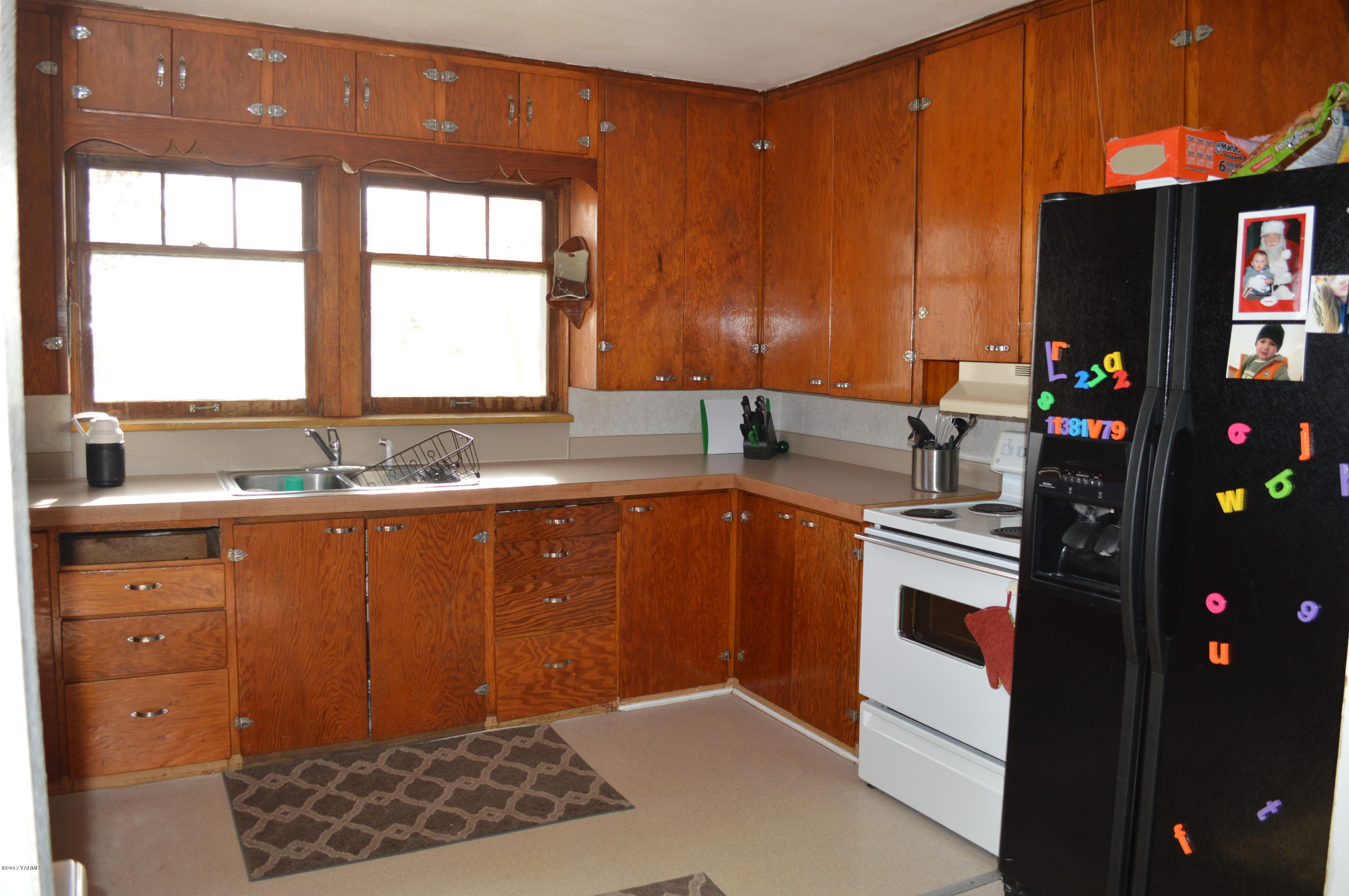 6941 McDonald Road Wapato, WA 98951 - Photo 13 of 24 a kitchen with stainless steel appliances granite countertop a sink stove and refrigerator