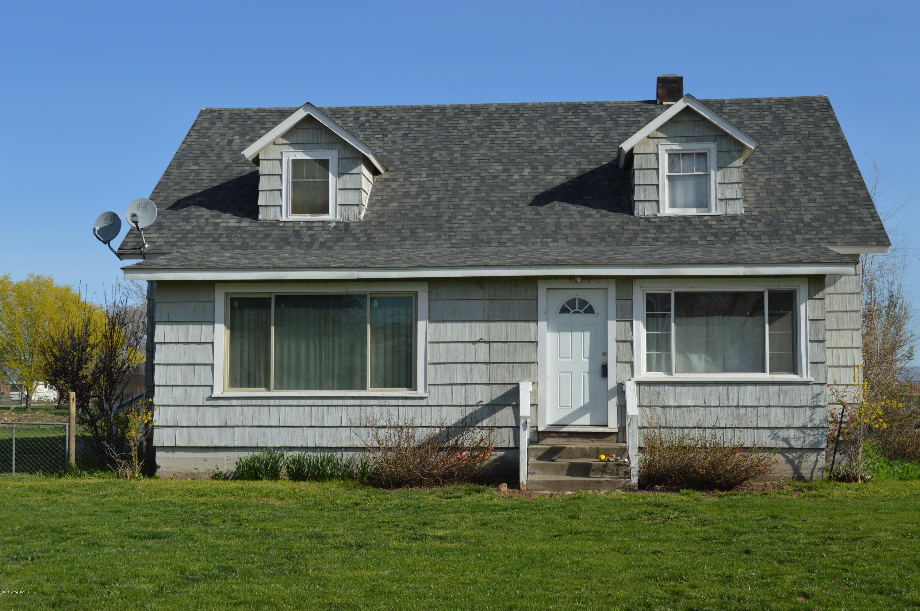 6941 McDonald Road Wapato, WA 98951 - Photo 3 of 24 a front view of a house with a yard