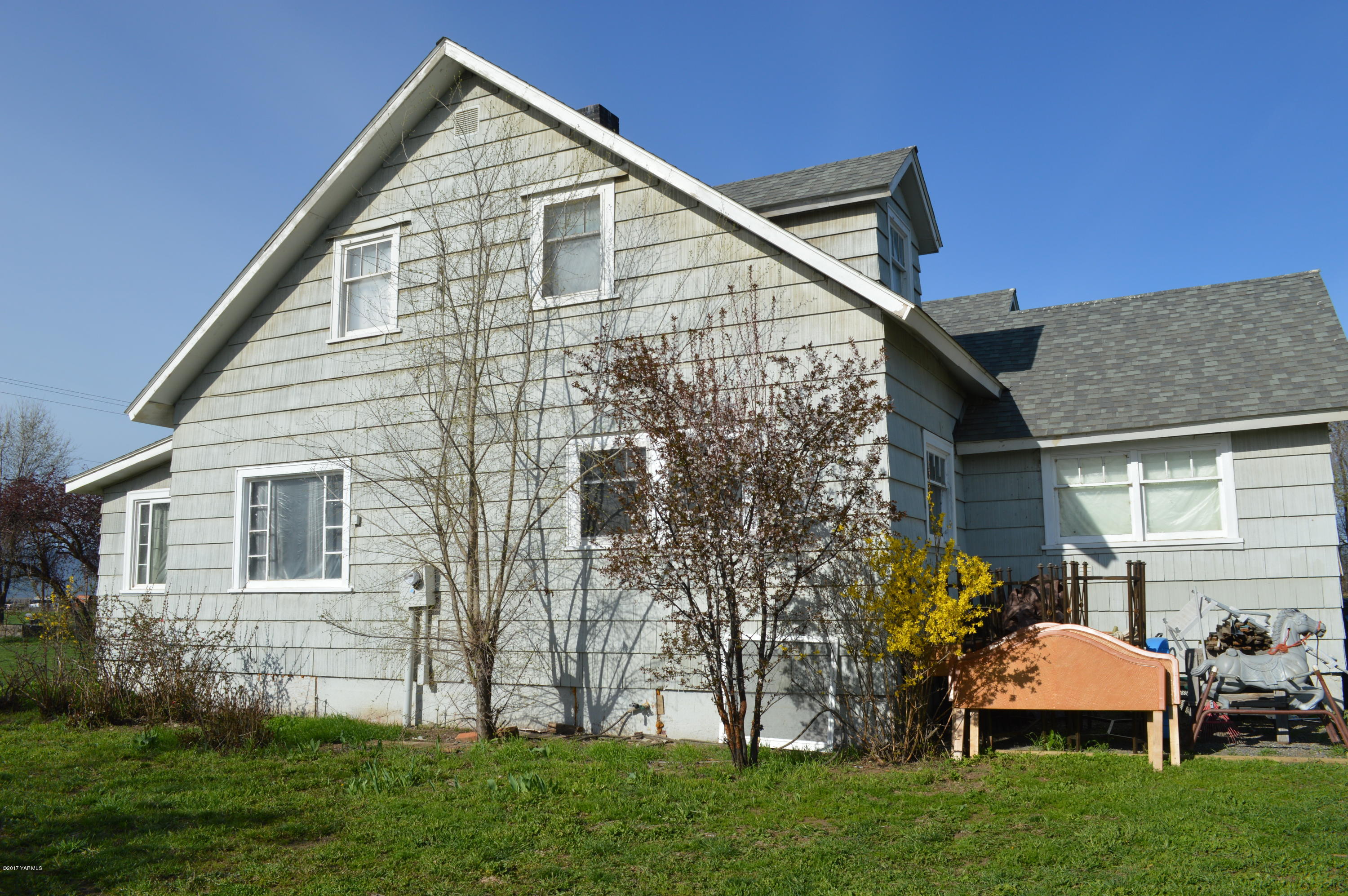 6941 McDonald Road Wapato, WA 98951 - Photo 24 of 24 a view of backyard of house with green space