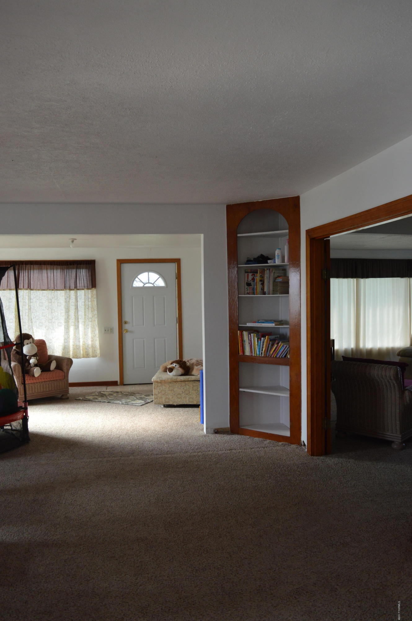 6941 McDonald Road Wapato, WA 98951 - Photo 6 of 24 a view of a livingroom with furniture and window