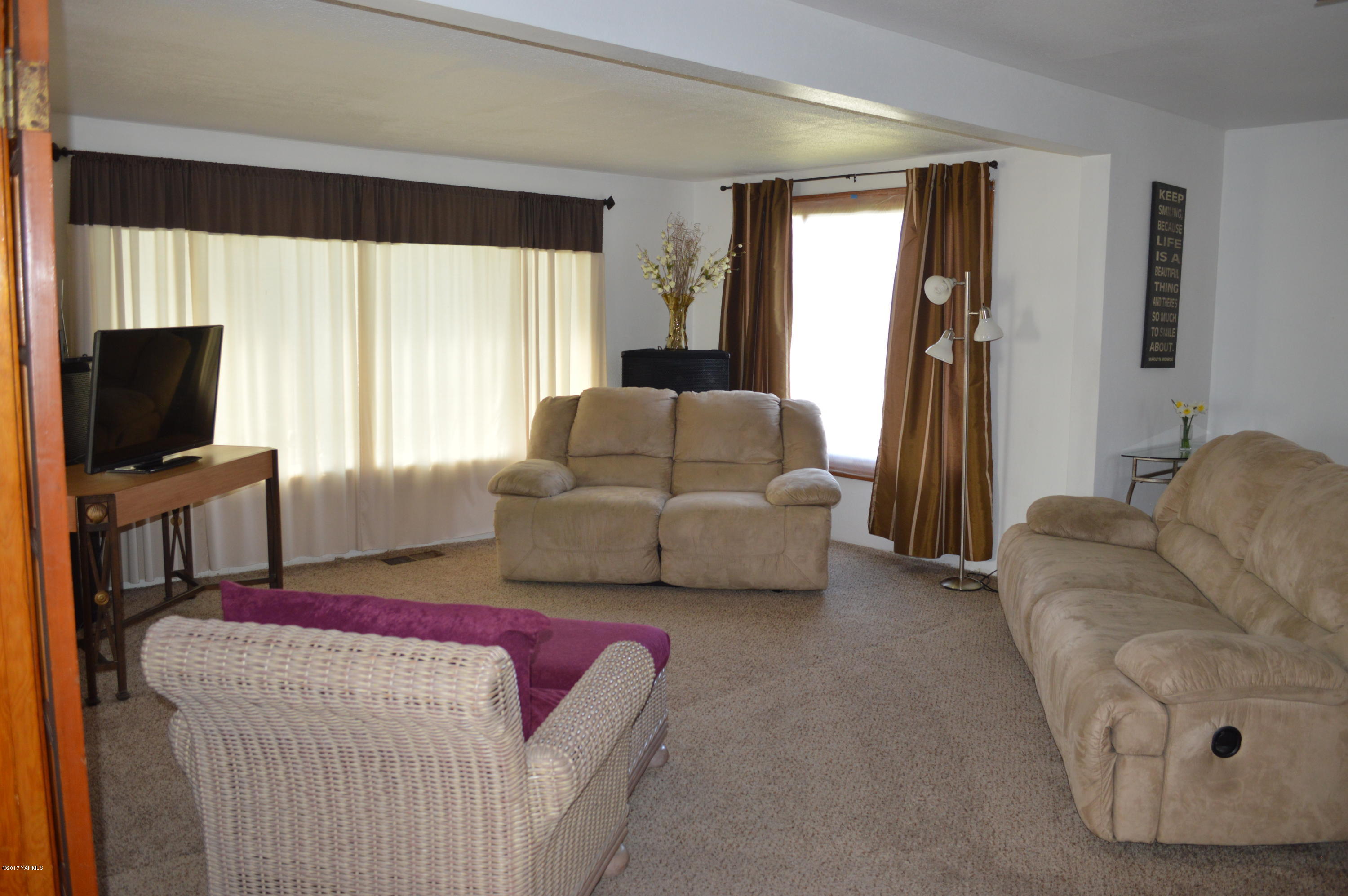 6941 McDonald Road Wapato, WA 98951 - Photo 7 of 24 a living room with furniture and a flat screen tv