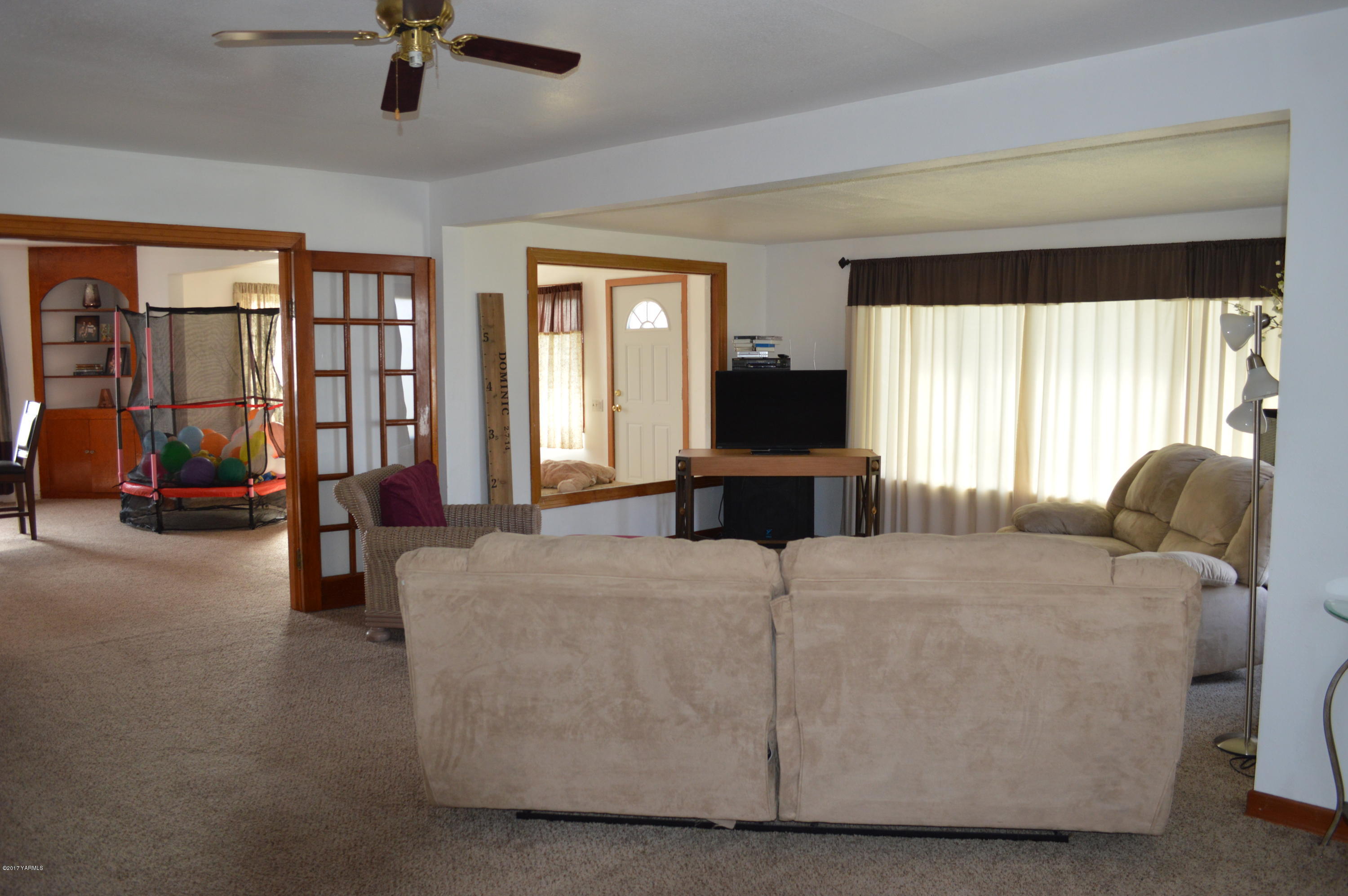 6941 McDonald Road Wapato, WA 98951 - Photo 8 of 24 a living room with furniture and large windows