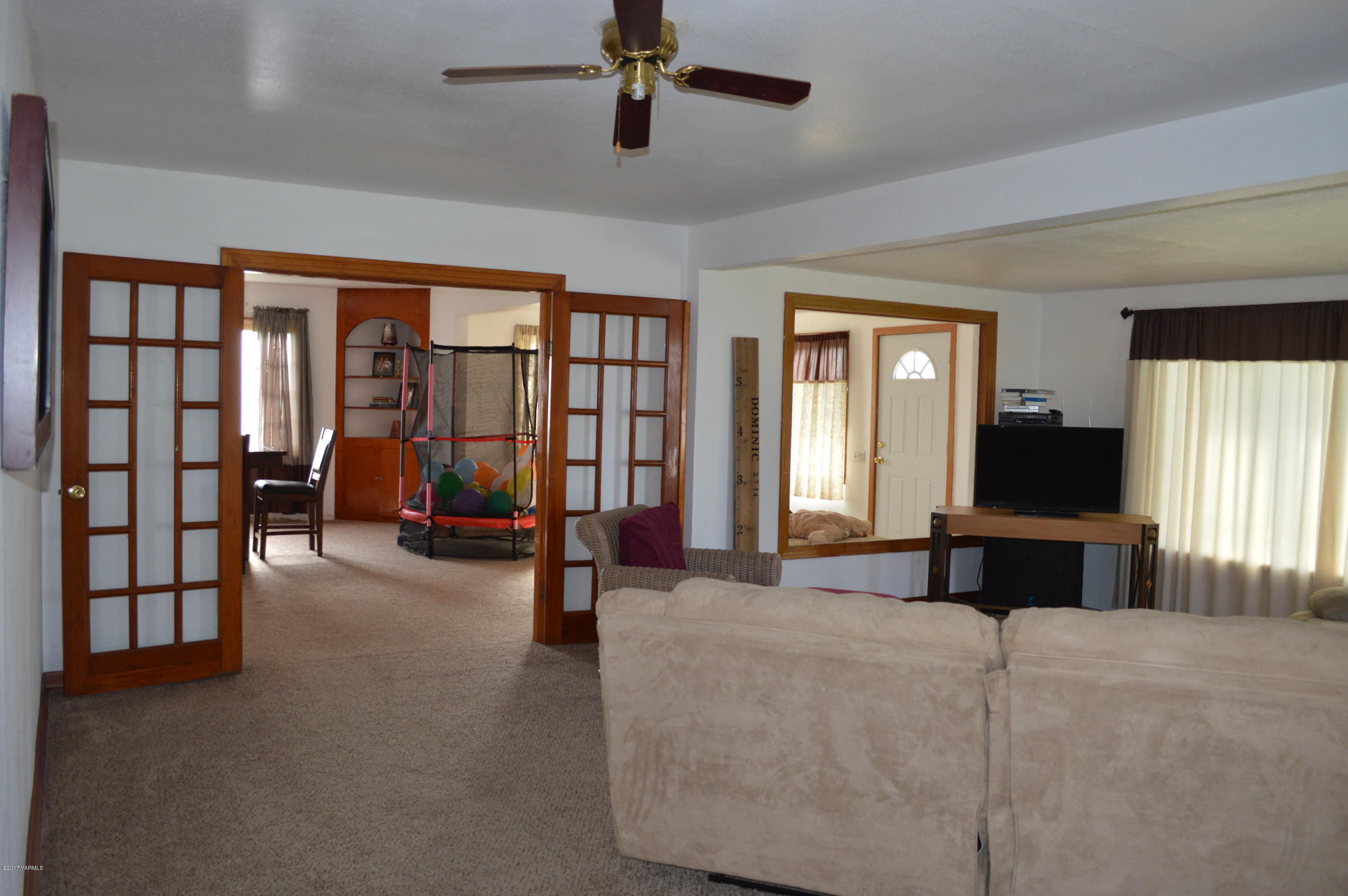6941 McDonald Road Wapato, WA 98951 - Photo 9 of 24 a living room with furniture and a large window