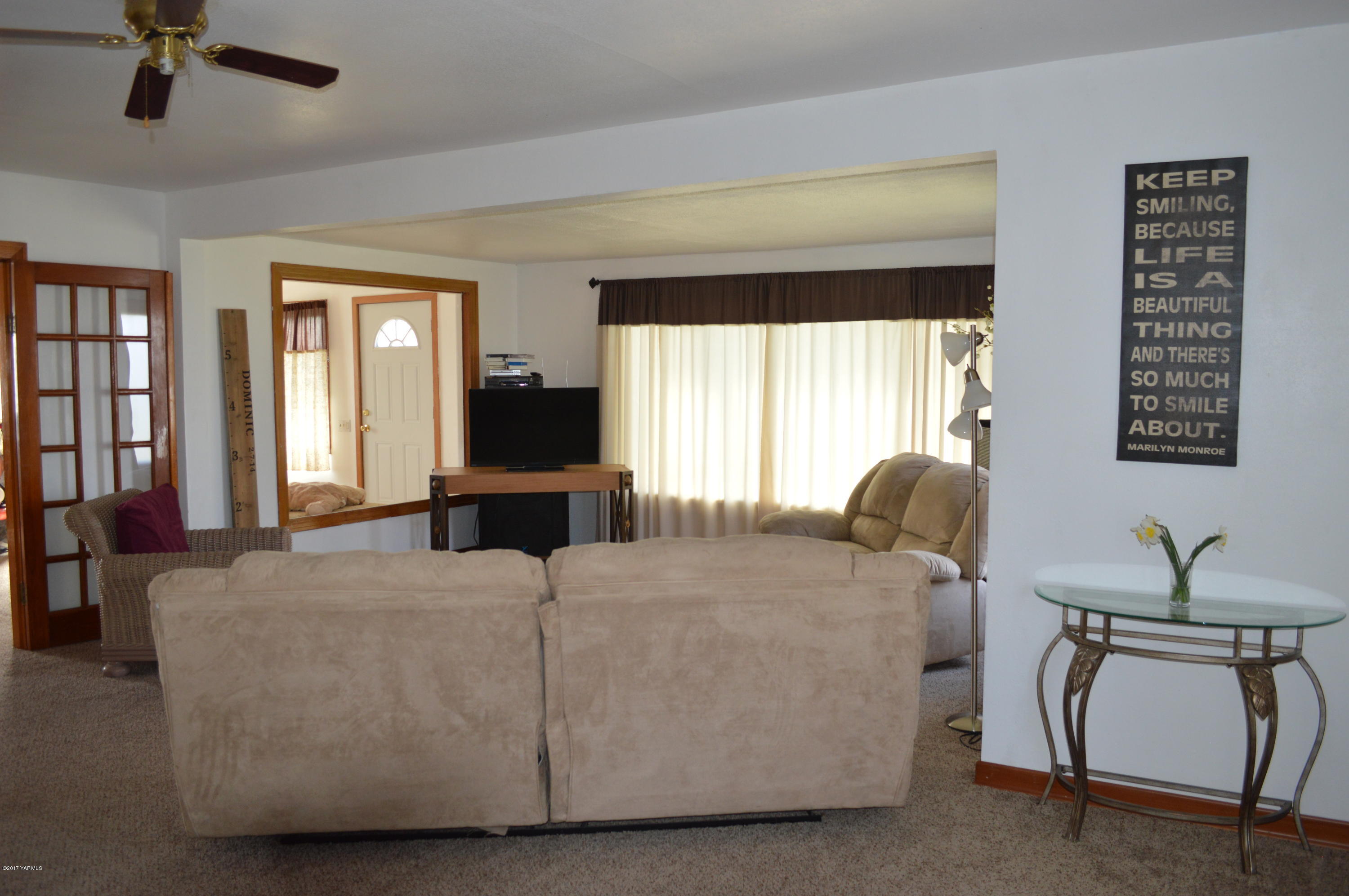 6941 McDonald Road Wapato, WA 98951 - Photo 10 of 24 a living room with furniture and windows