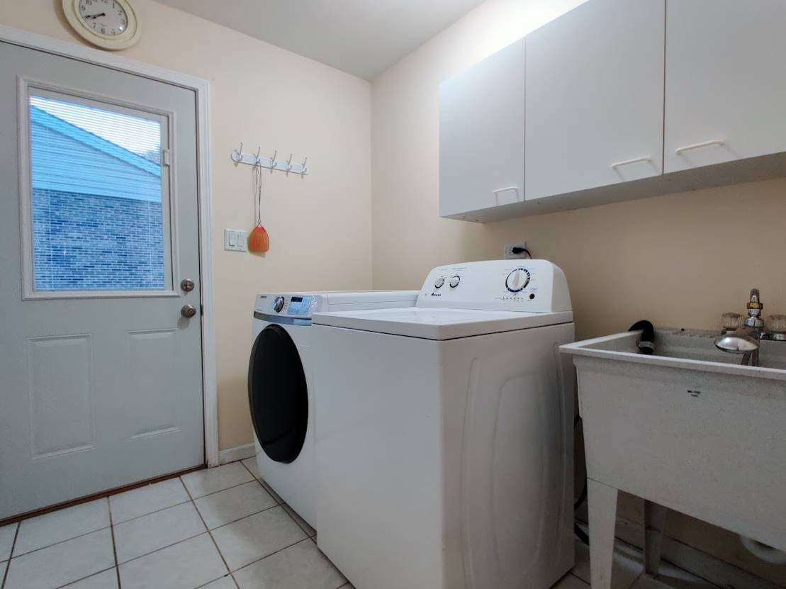 1520 Chippewa Drive Naperville, IL 60563 - Photo 10 of 18 a utility room with dryer and washer