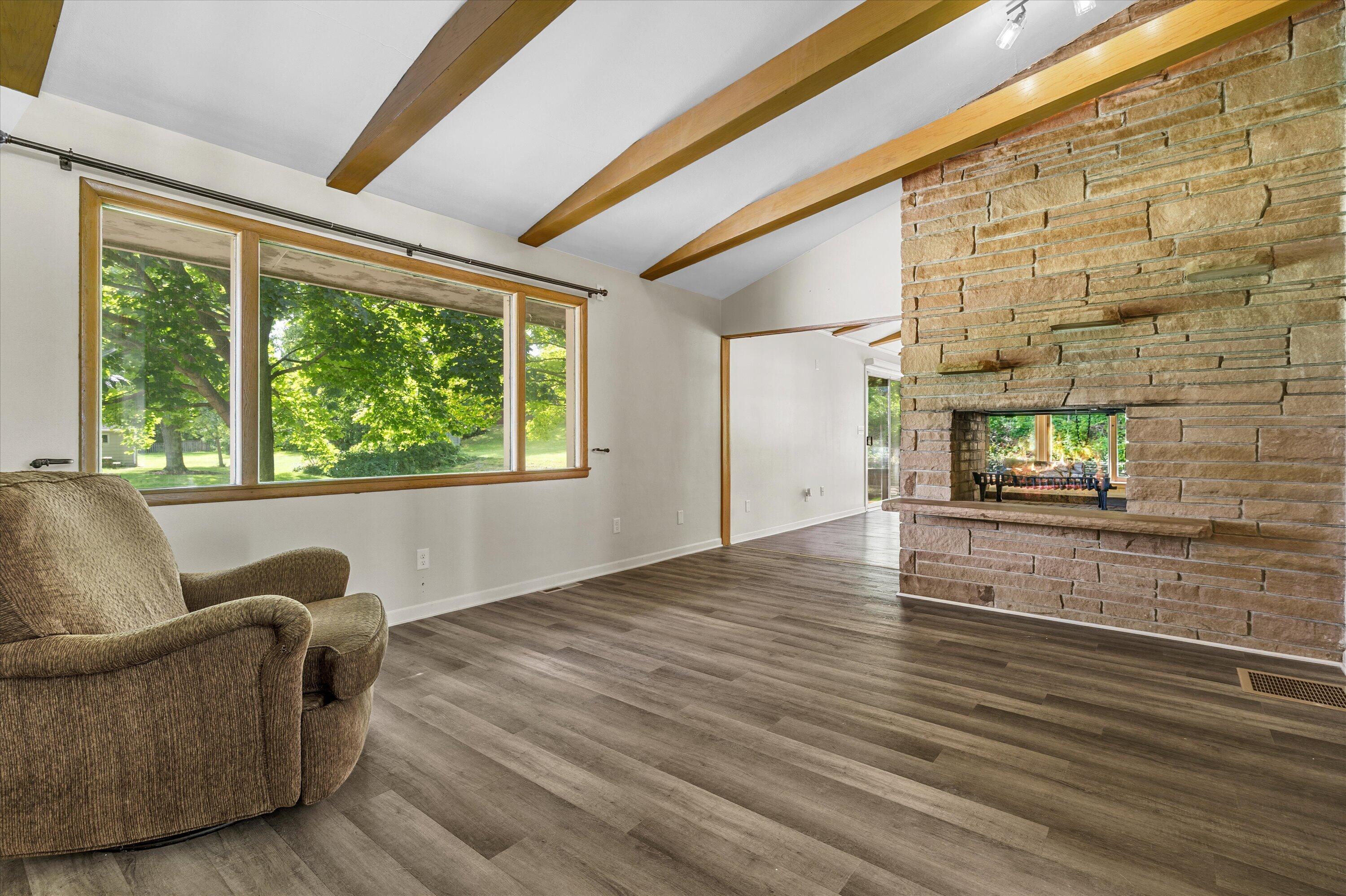 607 West Decorah Road West Bend, WI 53095 - Photo 10 of 36 Living