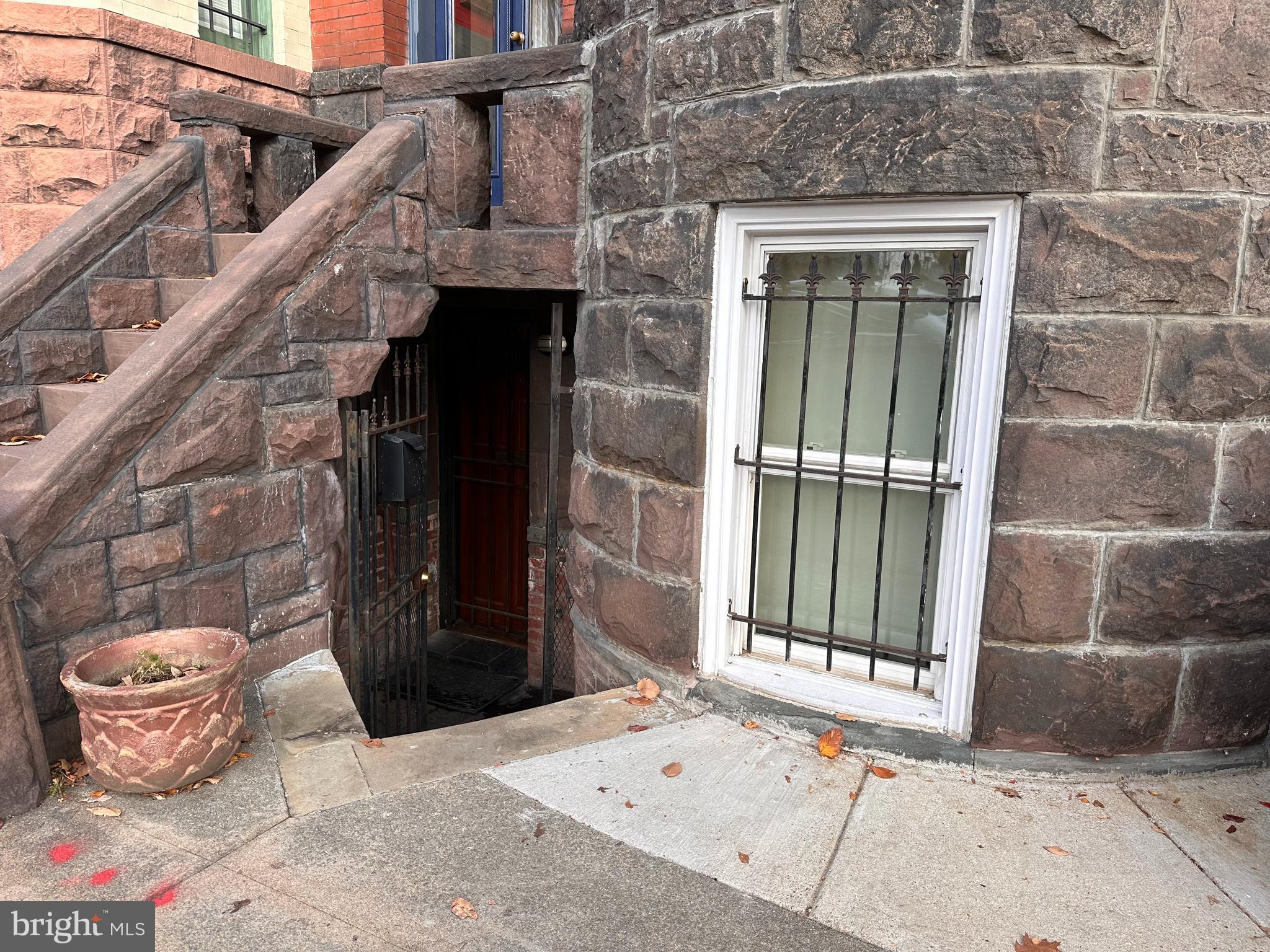 830 D Street Southeast, Unit B Washington, DC 20003 - Photo 5 of 23 a backyard of a house with seating space