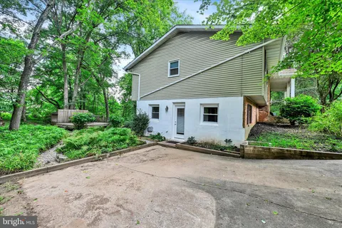 a view of a house with yard and plants