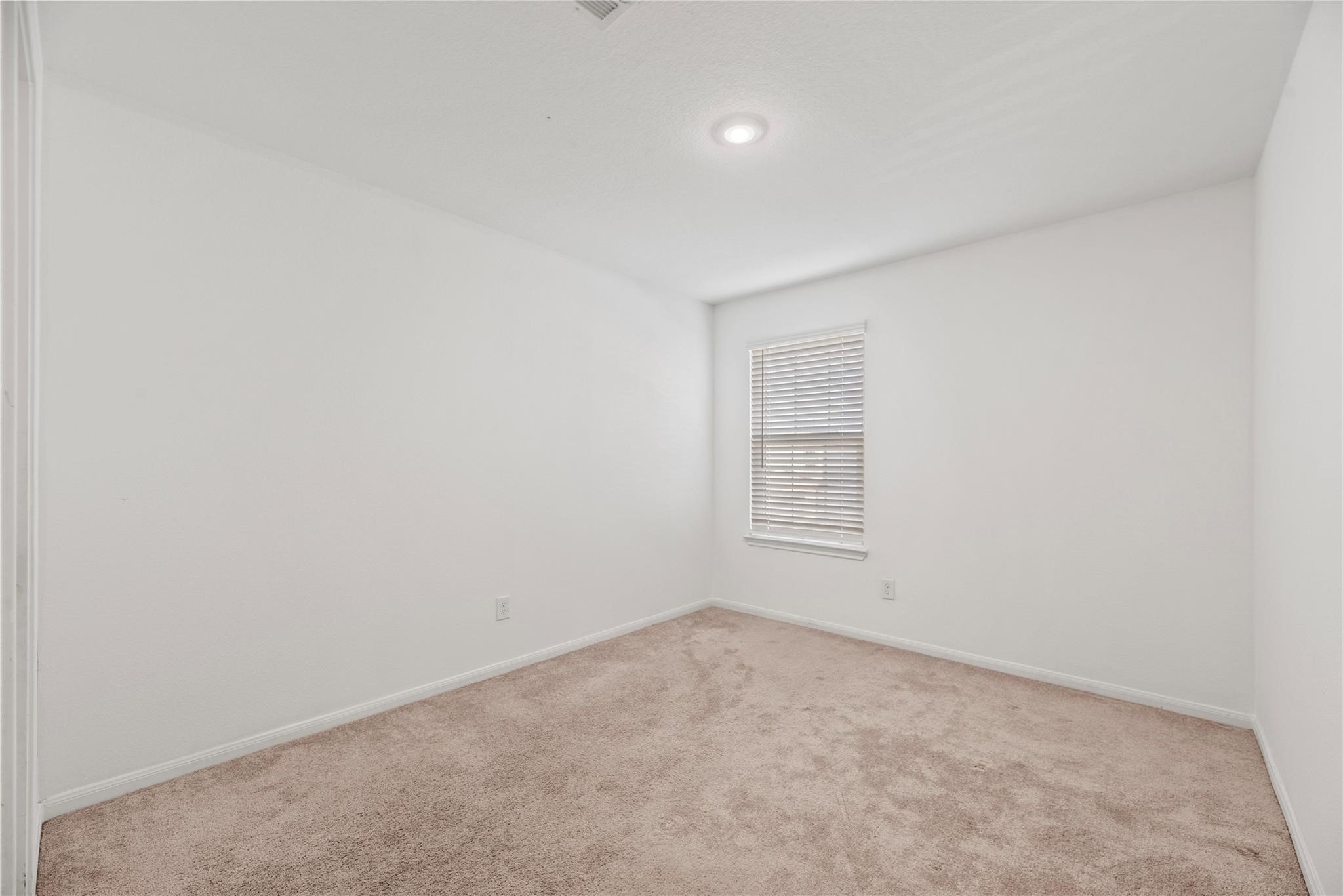 7322 Madison Cmns Lane Houston, TX 77075 - Photo 11 of 14 an empty room with a window