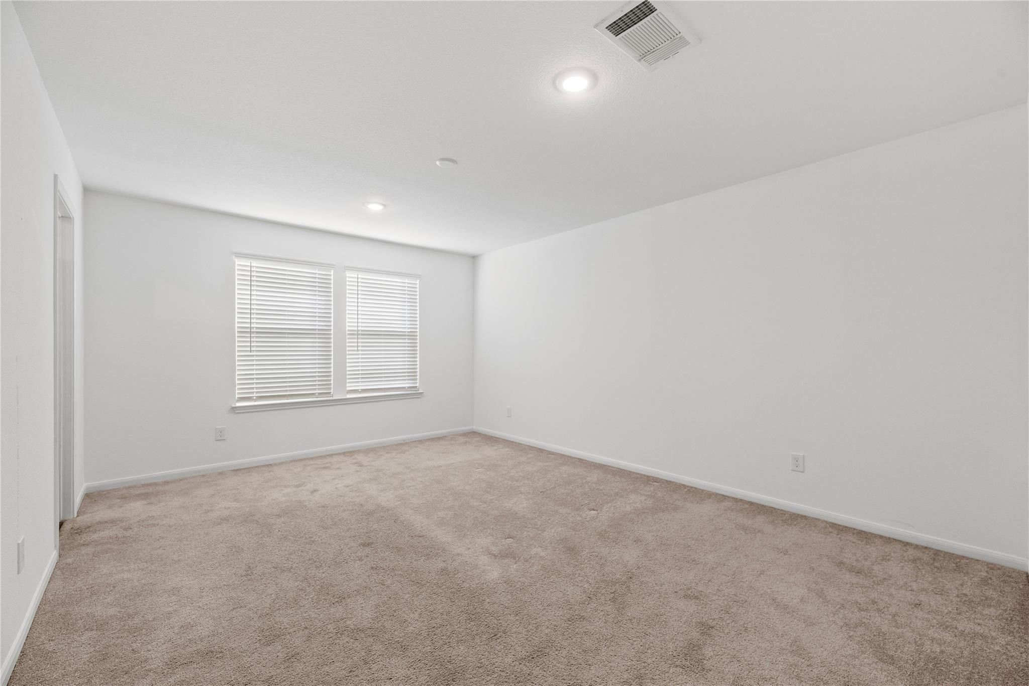 7322 Madison Cmns Lane Houston, TX 77075 - Photo 7 of 14 an empty room with windows