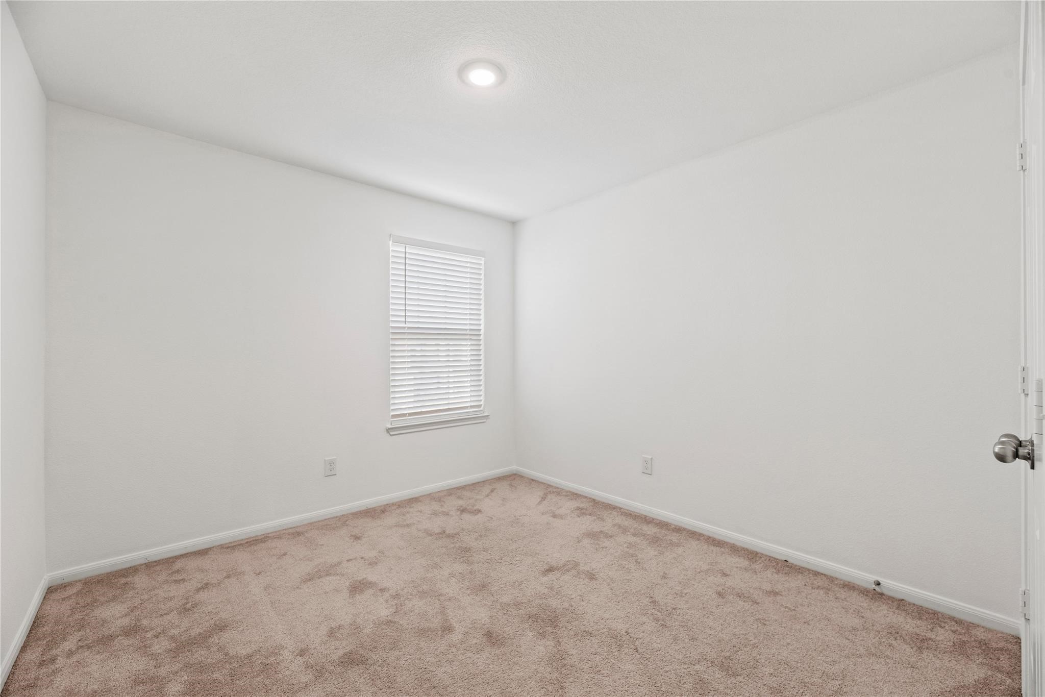 7322 Madison Cmns Lane Houston, TX 77075 - Photo 10 of 14 an empty room with a window