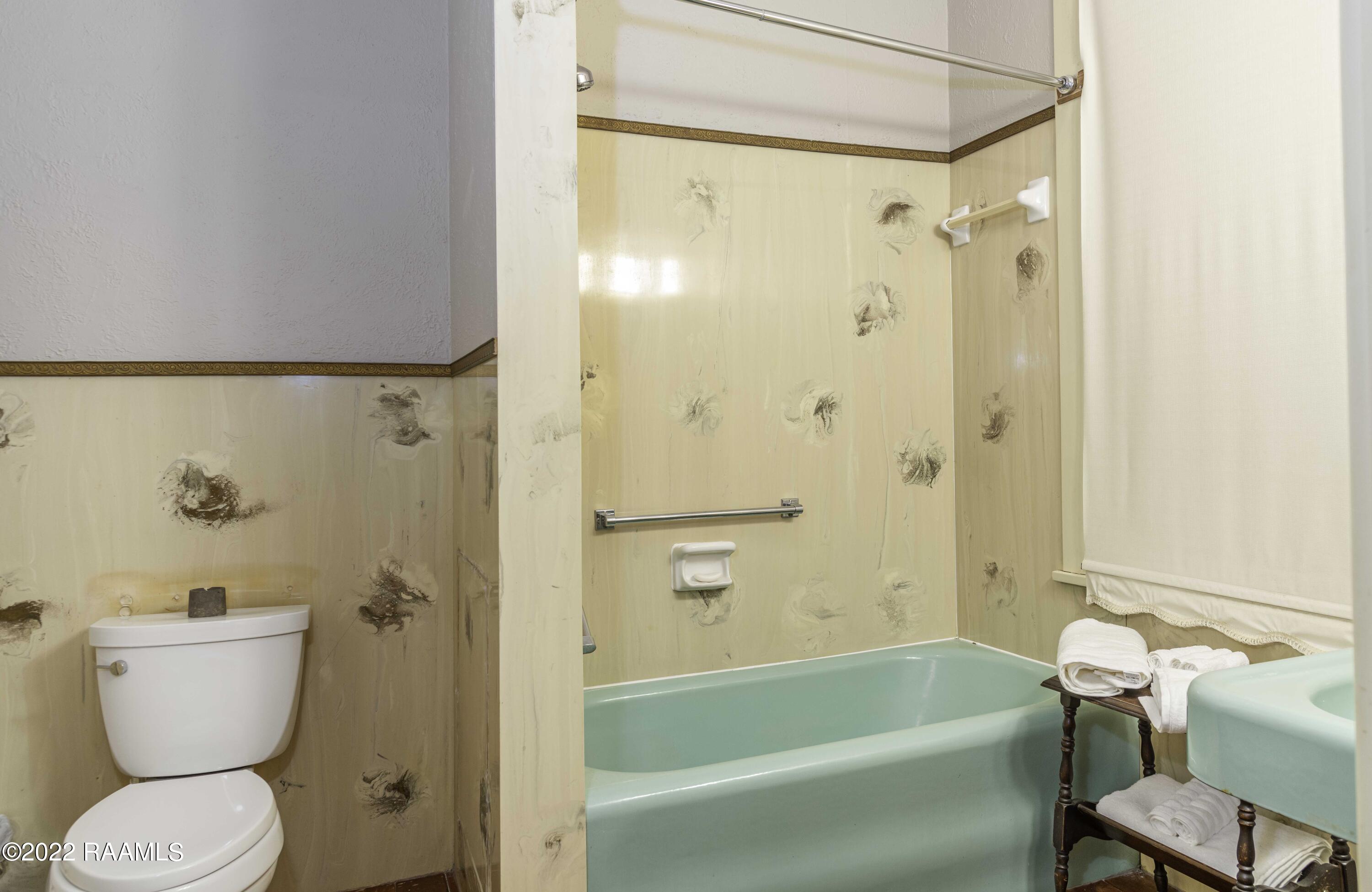 504 East Main Street New Iberia, LA 70560 - Photo 25 of 43 1st Upstairs Bath 1