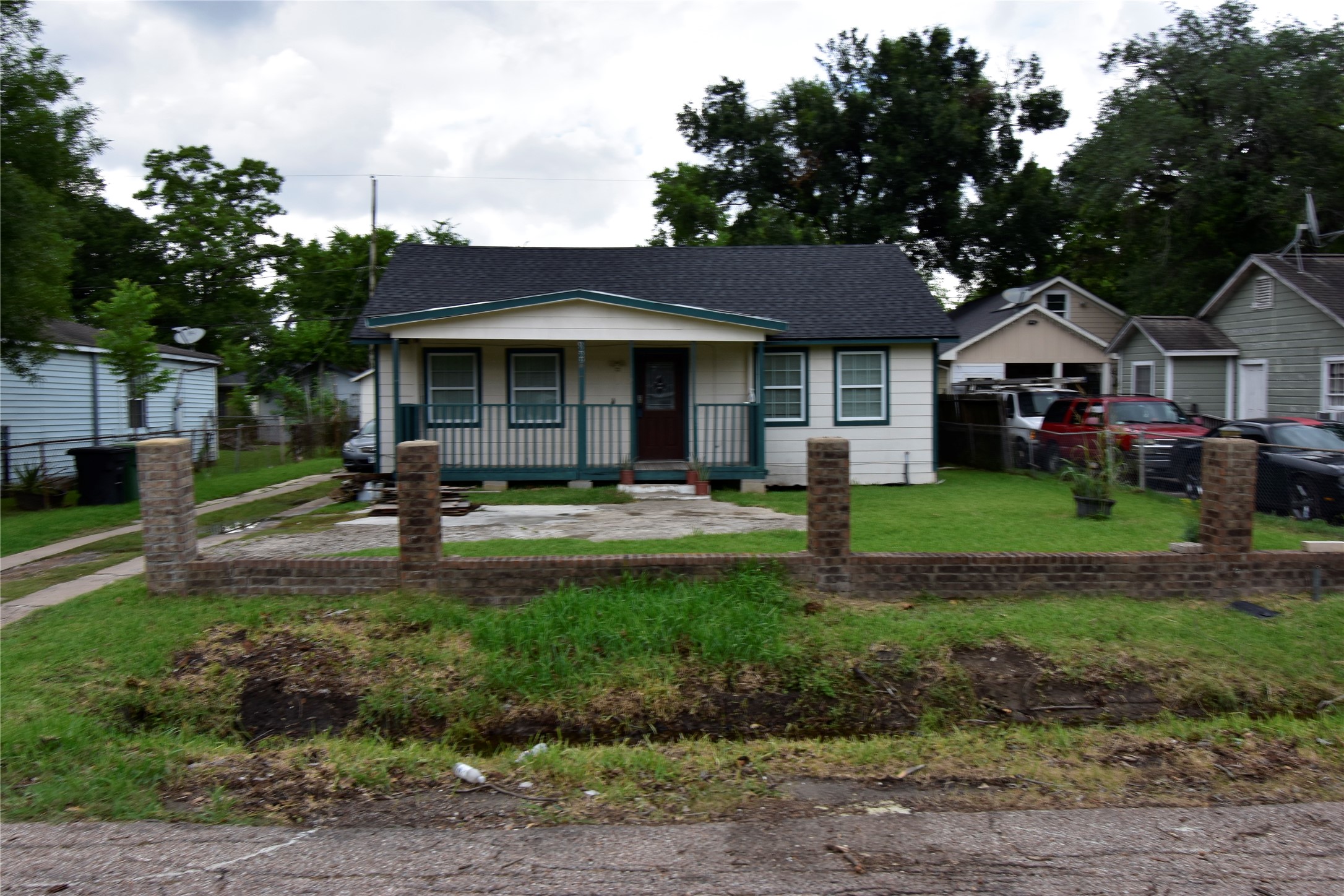 6229 Clover Ridge Street Houston, TX 77087 - Photo 2 of 25 a front view of a house with a yard