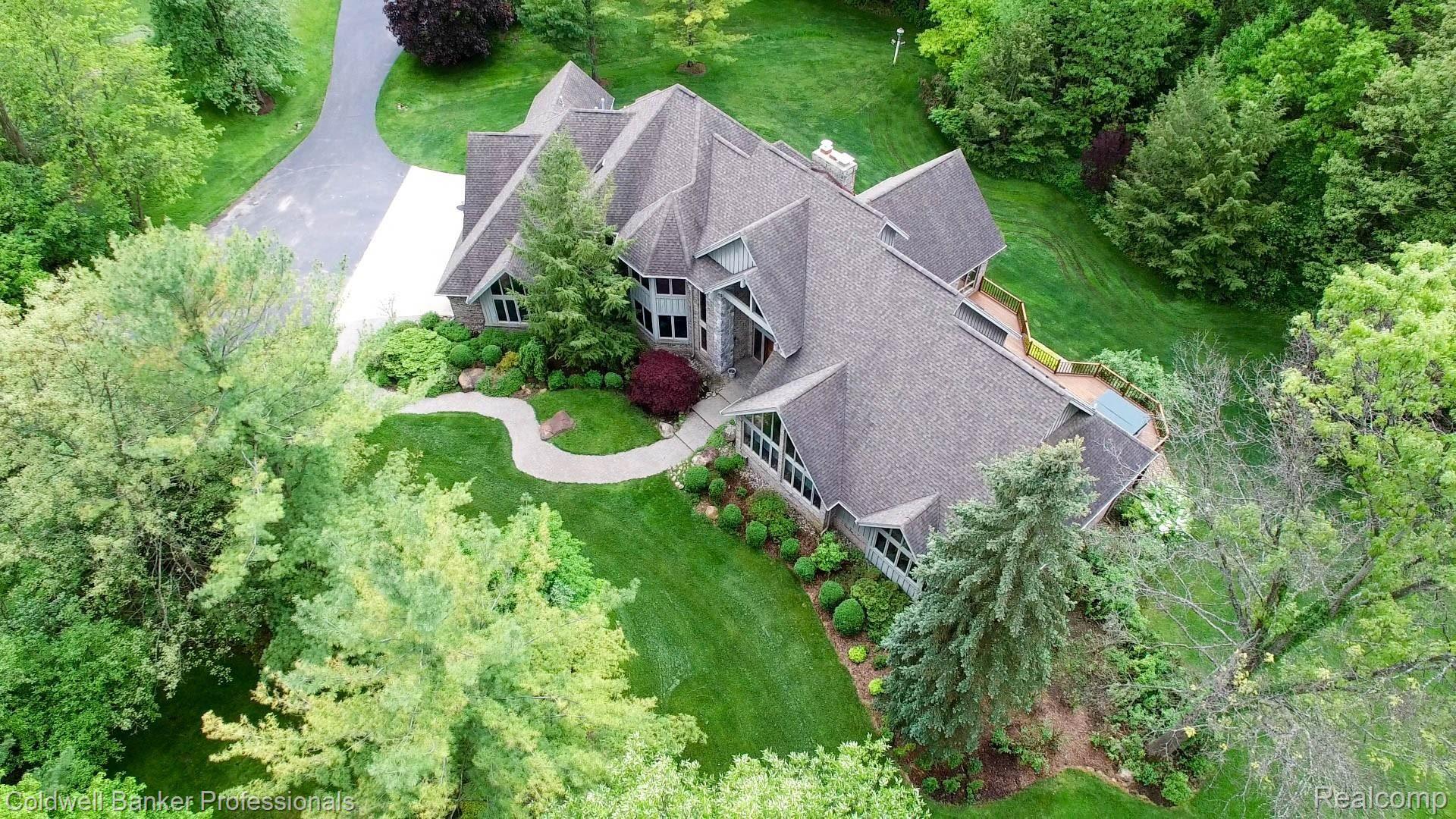 9275 Fox Hollow Road Clarkston, MI 48348 - Photo 1 of 68 9275 Fox Hollow Aerial View 2.jpg