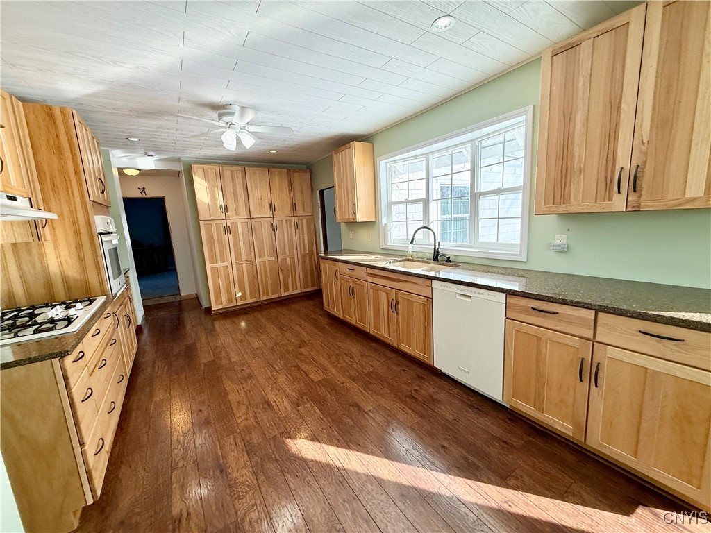 1001 Cold Springs Road Salina, NY 13088 - Photo 3 of 41 Large updated kitchen w/granite countertops and so