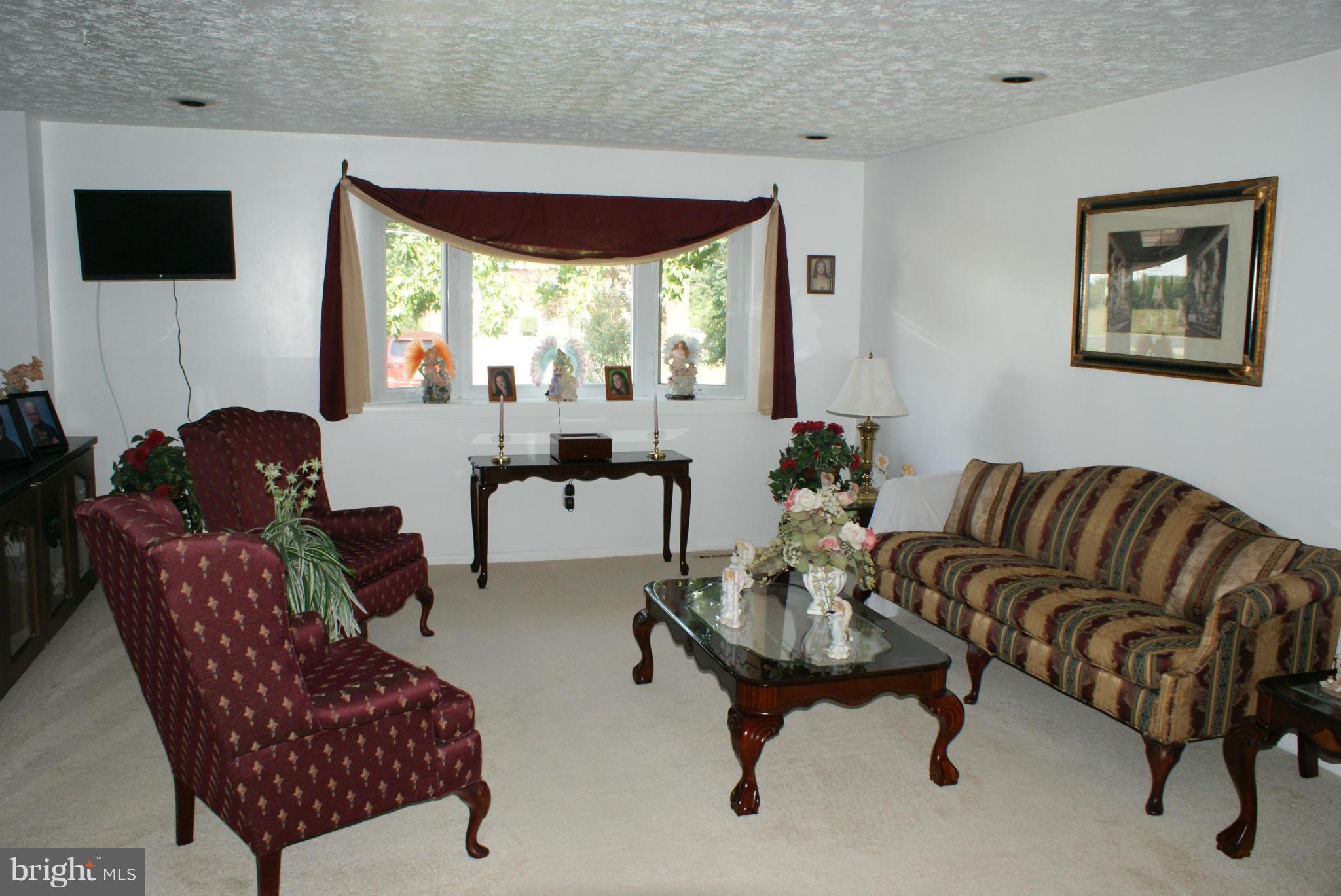 6017 Point Pleasant Road Baltimore, MD 21206 - Photo 3 of 28 Living Room