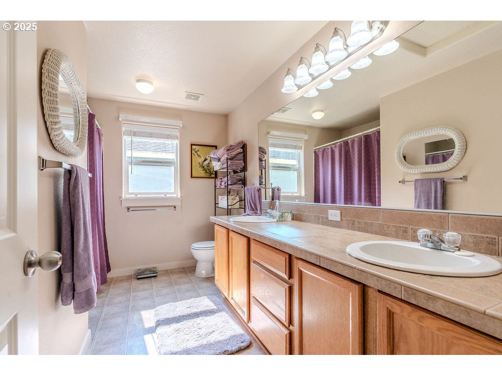 37702 Hamilton Ridge Drive Sandy, OR 97055 - Photo 36 of 44 a spacious bathroom with a sink a mirror and a bathtub